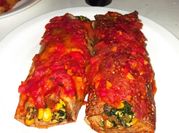 Una foto de canelones de pollo y espinaca