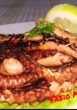 Foto di Tentacoli di Polpo Arrostiti e Serviti con Salsa Vinaigrette