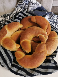 Teljes kiőrlésű vajas kifli recept fotója