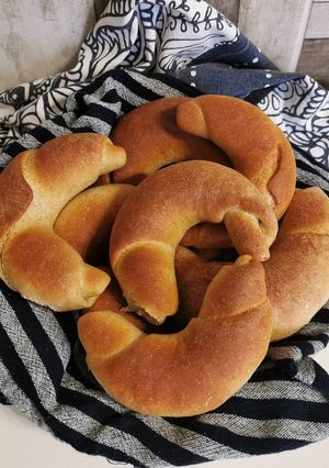 Teljes kiőrlésű vajas kifli recept fotója