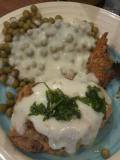 Una foto de Pechuga de pollo rellena con salsa blanca