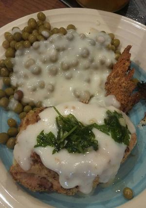 Una foto de Pechuga de pollo rellena con salsa blanca
