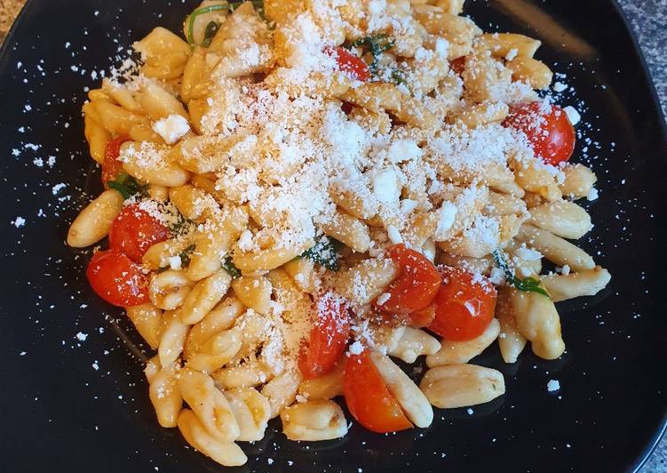 Recipe of Homemade Cavatelli with tomato and rocket