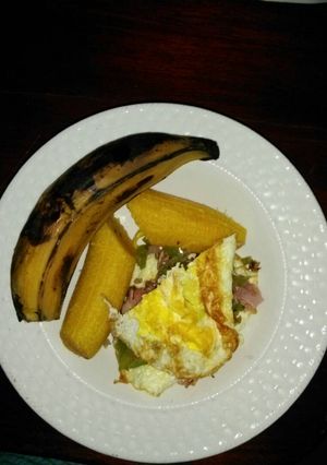 Una foto de Platanos hervidos con su cascara y huevo