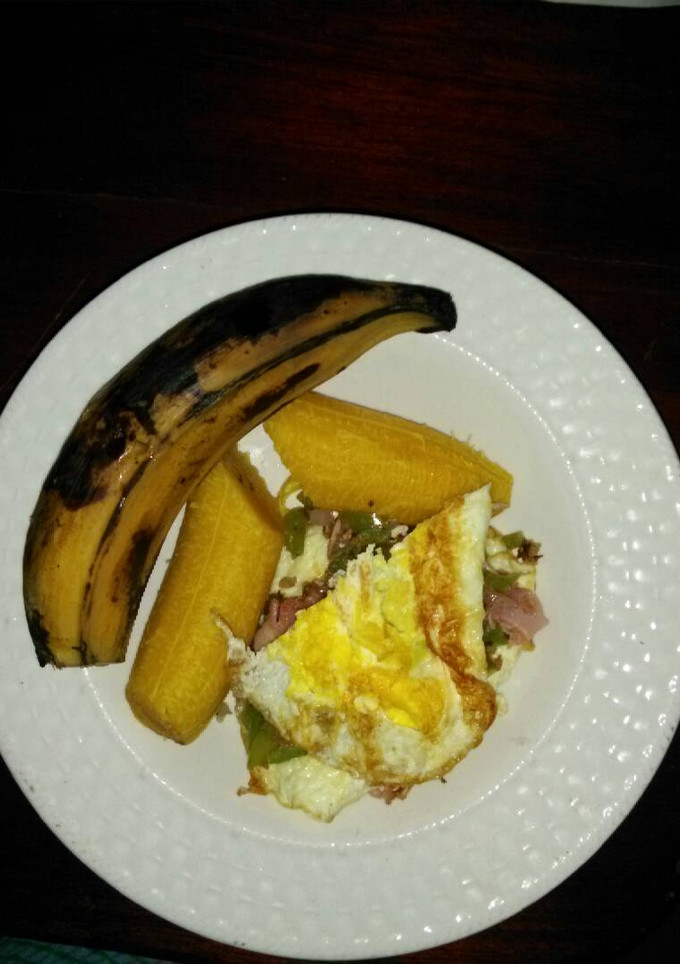 Una foto de Platanos hervidos con su cascara y huevo