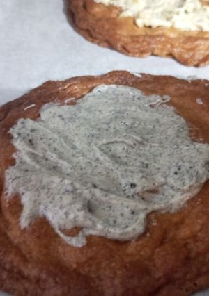 Una foto de Cookies con salsa de chocolate blanco y oreo