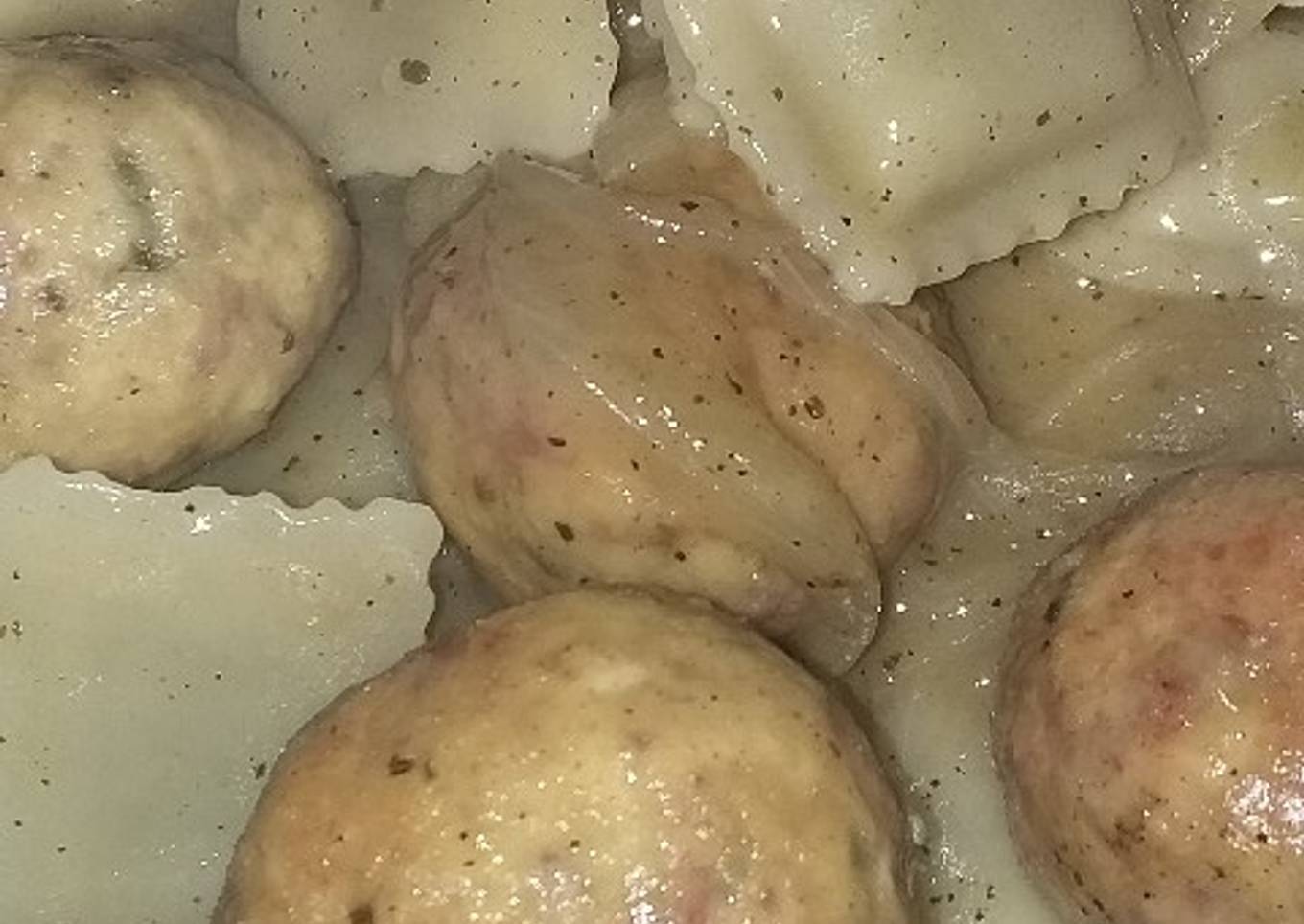 Albóndigas de pollo y bondiola (fiambre) con ravioles