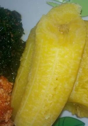 A picture of Plantain with egg sauce n vegetables.