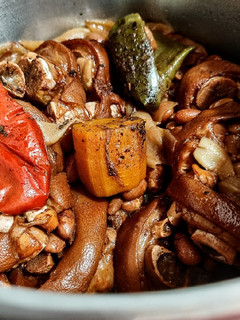 Una foto de Fríjol🫘Cargamanto, con Paticas de Cerdo🐽en Olla Express...!
