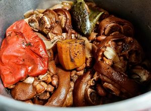 Una foto de Fríjol🫘Cargamanto, con Paticas de Cerdo🐽en Olla Express...!