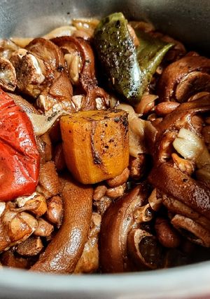 Una foto de Fríjol🫘Cargamanto, con Paticas de Cerdo🐽en Olla Express...!