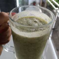Una foto de Batido Verde🥬🥦🥒🥝🍸