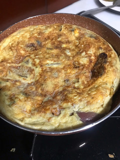 Una foto de Tortilla de setas silvestres y cebolla roja