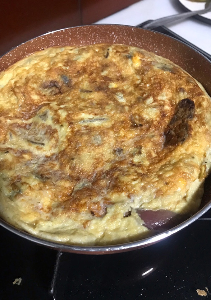 Una foto de Tortilla de setas silvestres y cebolla roja