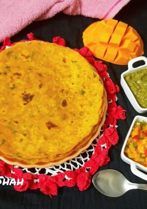 A picture of Mango theplas with mango salsa.