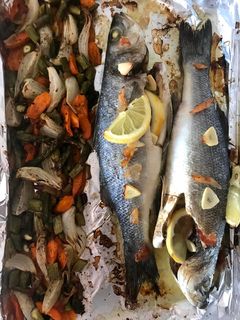 Una foto de Lubinas al horno con verduritas