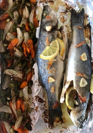 Una foto de Lubinas al horno con verduritas