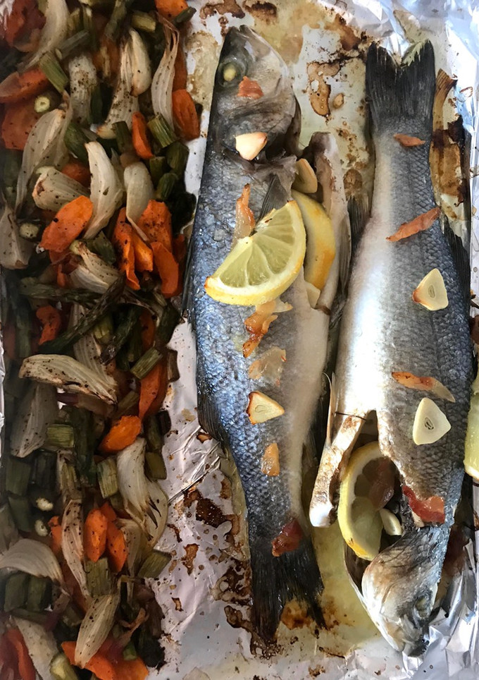 Una foto de Lubinas al horno con verduritas