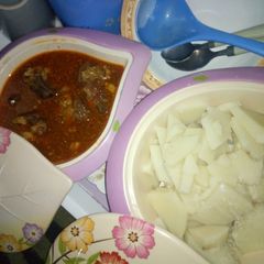 Cow leg pepper soup with boiled yam A picture of Cow leg pepper soup with boiled yam.