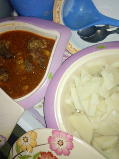 A picture of Cow leg pepper soup with boiled yam.