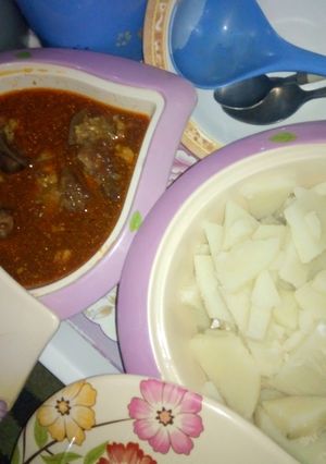 A picture of Cow leg pepper soup with boiled yam.