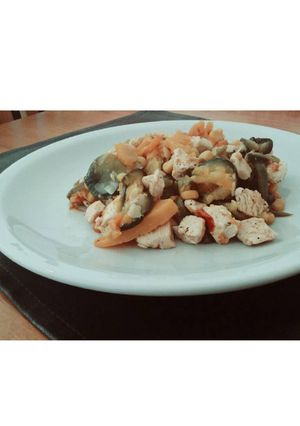 Una foto de Wok de verduras y pollo
