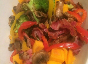 Una foto de Verduras estilo comida china con tocino y mango