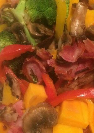 Una foto de Verduras estilo comida china con tocino y mango