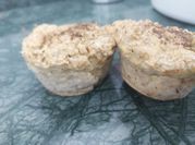 Una foto de muffins de avena y manzana