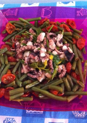 Una foto de Ensalada de Pulpo con Judias Verdes y Tomates Cherry semisecos/ Insalata di Polpo, fagiolini e pomodorini semisecchi