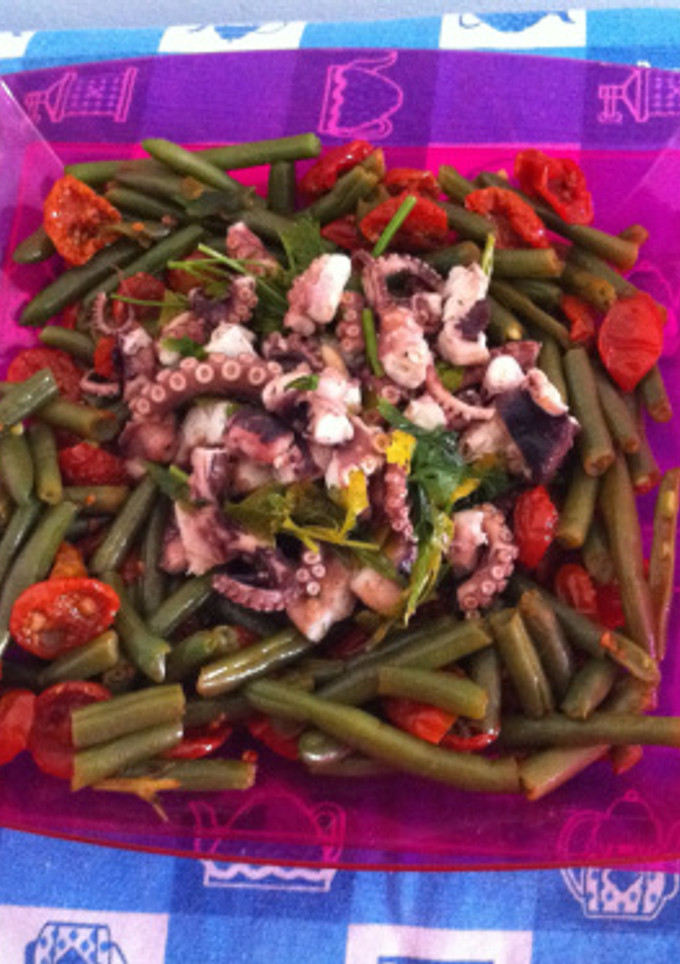 Una foto de Ensalada de Pulpo con Judias Verdes y Tomates Cherry semisecos/ Insalata di Polpo, fagiolini e pomodorini semisecchi