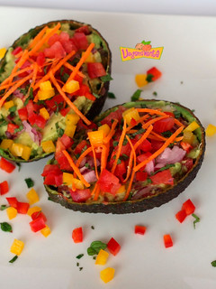 Una foto de Aguacates Rellenos, una excelente idea para los días de calor