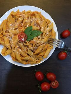 عکسی از دستور پاستا با سس گوجه خامه ای😍