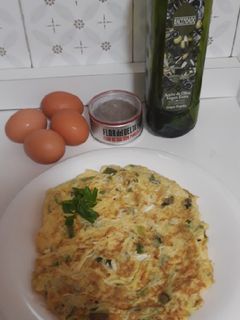 Una foto de Tortilla de ajitos tiernos con flor de sal a las pimientas