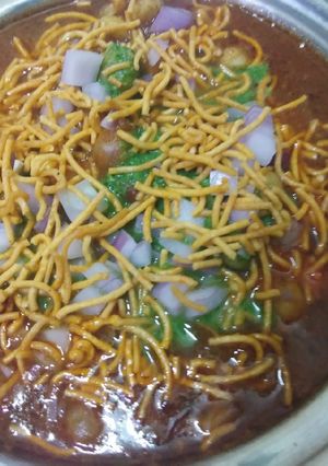 A picture of Chhole tikki.