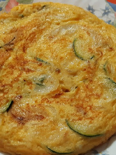 Una foto de Tortilla de calabacín, cebolla y queso