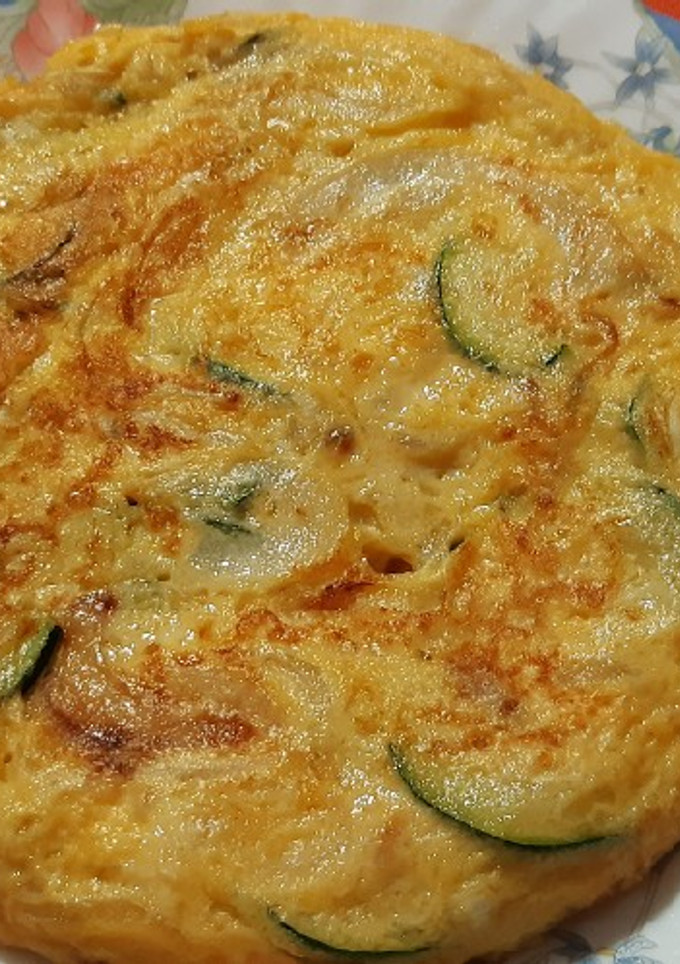 Una foto de Tortilla de calabacín, cebolla y queso