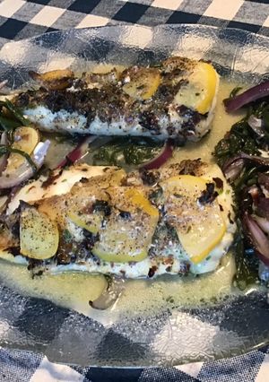 Une photo de Filets de lingue bleue aux salicornes fraîches,citron confit et oignon rouge