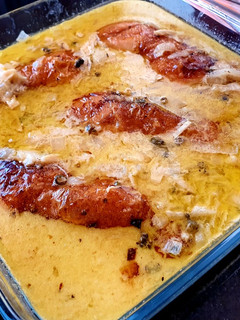Una foto de Contramuslos de pollo al horno en salsa cremosa de limón, ajo y mantequilla