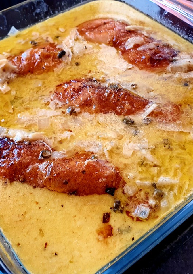 Una foto de Contramuslos de pollo al horno en salsa cremosa de limón, ajo y mantequilla
