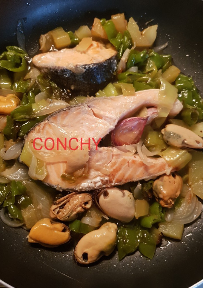 Una foto de Salmón con verdura y mejillones