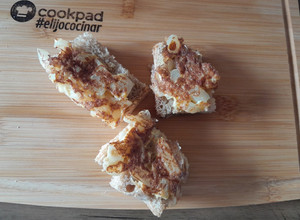 Una foto de Canapé fácil y rápido con pan casero integral y cebolla