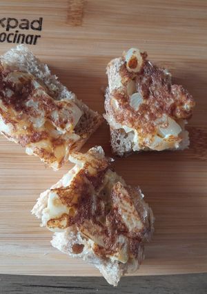 Una foto de Canapé fácil y rápido con pan casero integral y cebolla