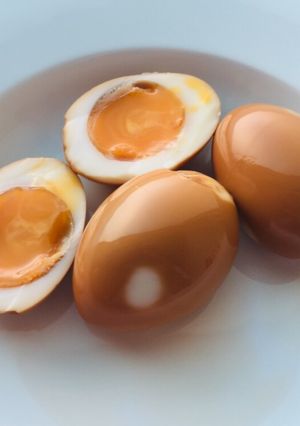 Hình của món Trứng vịt lòng đào ngâm trà đen.