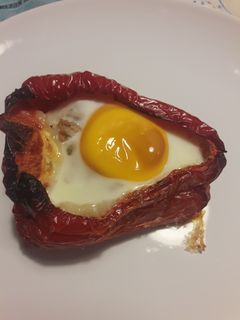 Una foto de Pimiento relleno de carne y huevo