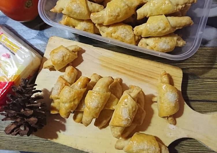 Bumbu meracik Kue Tanduk Isi Selai Nanas yang Bisa Manjain Lidah