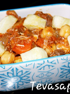 Una foto de Ropa vieja con tomate