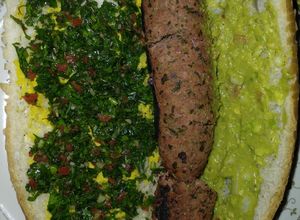 Una foto de Baguette de chorizo argentino con chimichurri