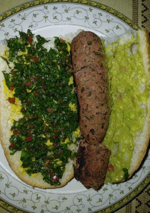 Una foto de Baguette de chorizo argentino con chimichurri