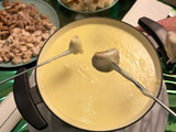 Fondue de quesos con cerdo y pollo a taquitos